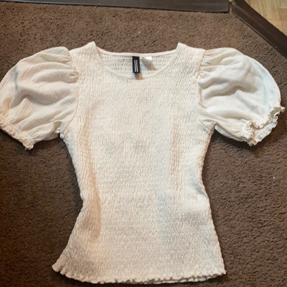 white crop top in white has ruffles at the end of the shirt